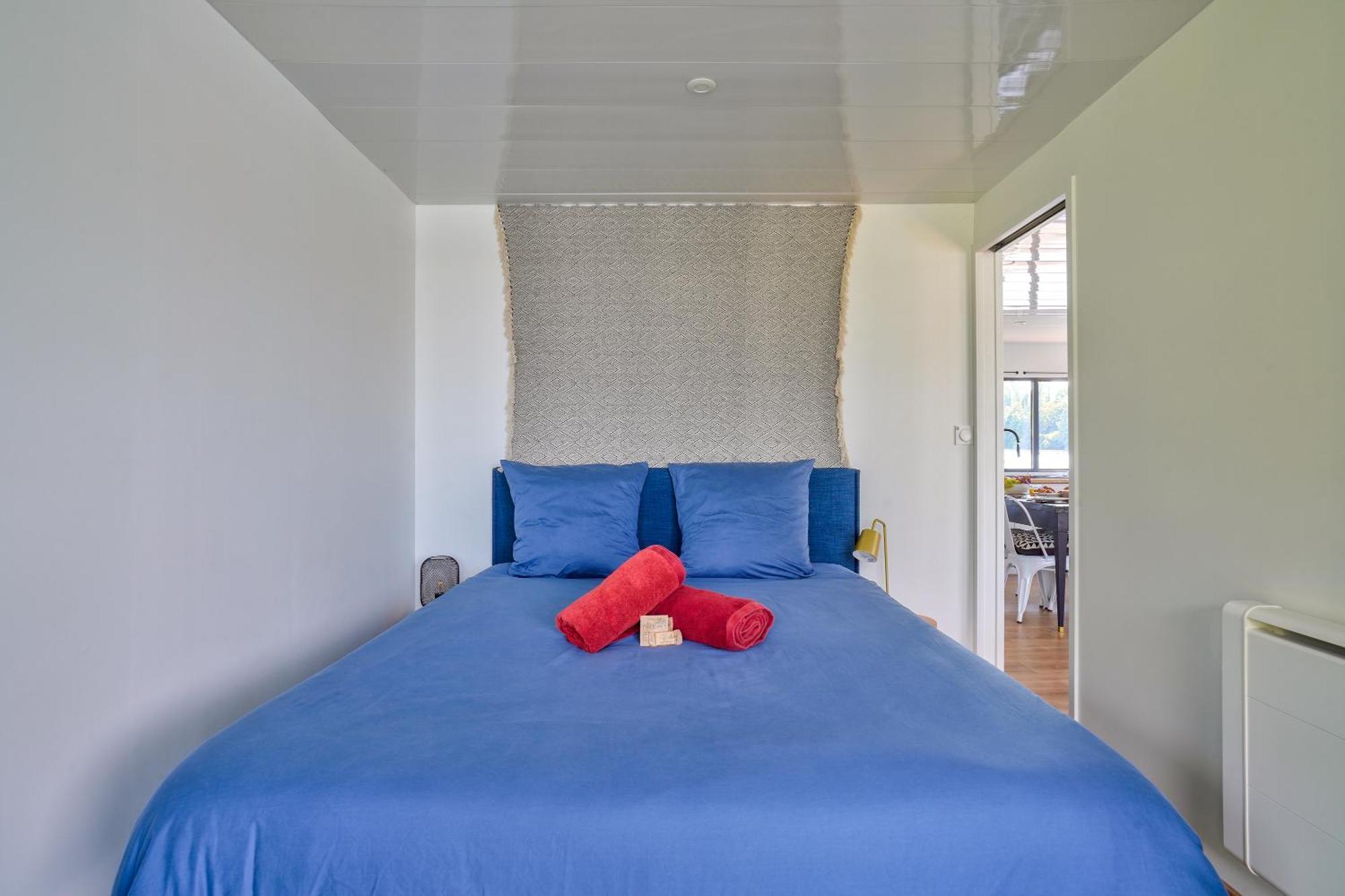 Westay House Boat. Maison Sur L'eau Hébergement de vacances Conflans-Sainte-Honorine